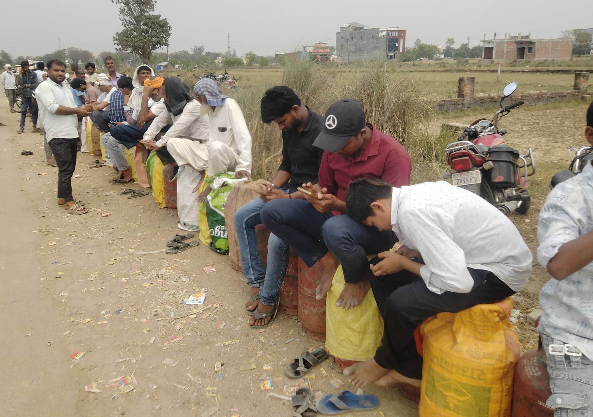 डुमरियागंज नगर में स्थित जैसवाल गैस एजेंसी के गोदाम पर लोगों की लगी लंबी कतार। संवाद
