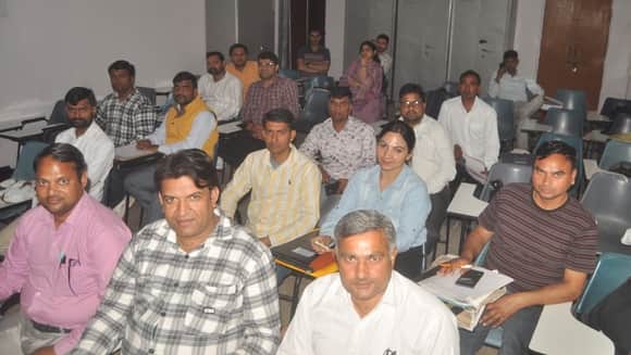 डायट परिसर में काउंसलिंग कराने पहुंचे शिक्षक। संवाद