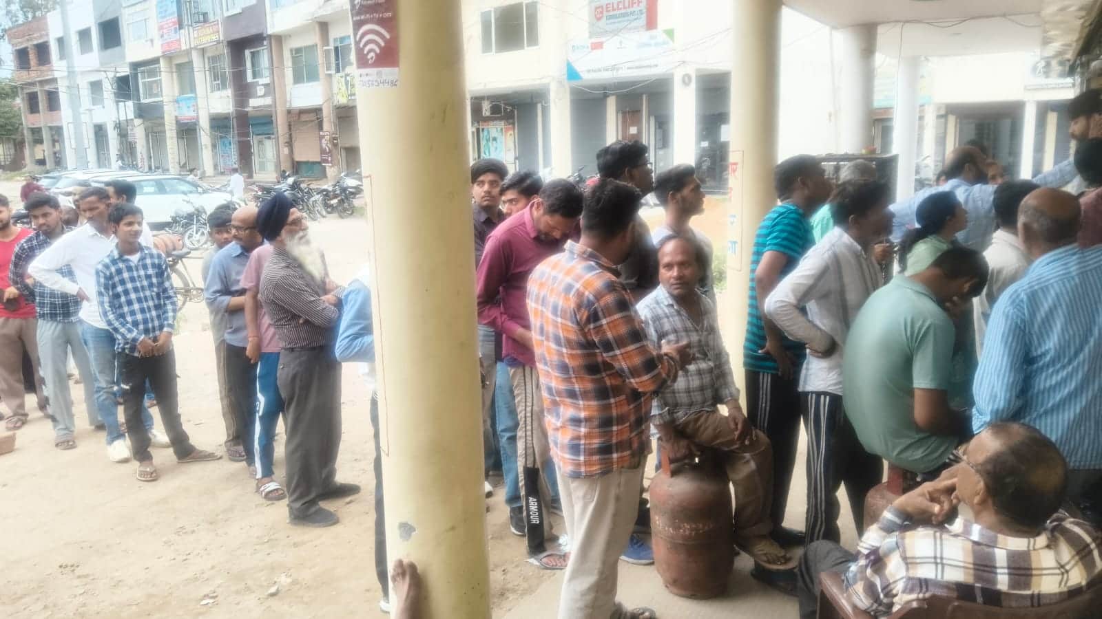 एजेंसी के बाहर खड़े गैस सिलिंडर बुक करवाने पहुंचे उपभोक्ता। संवाद