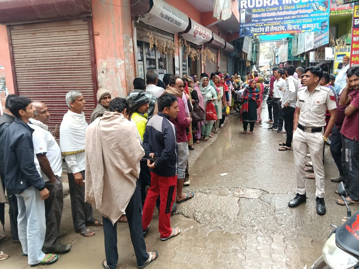 Domestic gas cylinders issued to 6,109 consumers in three days, crowds at agencies remain undiminished