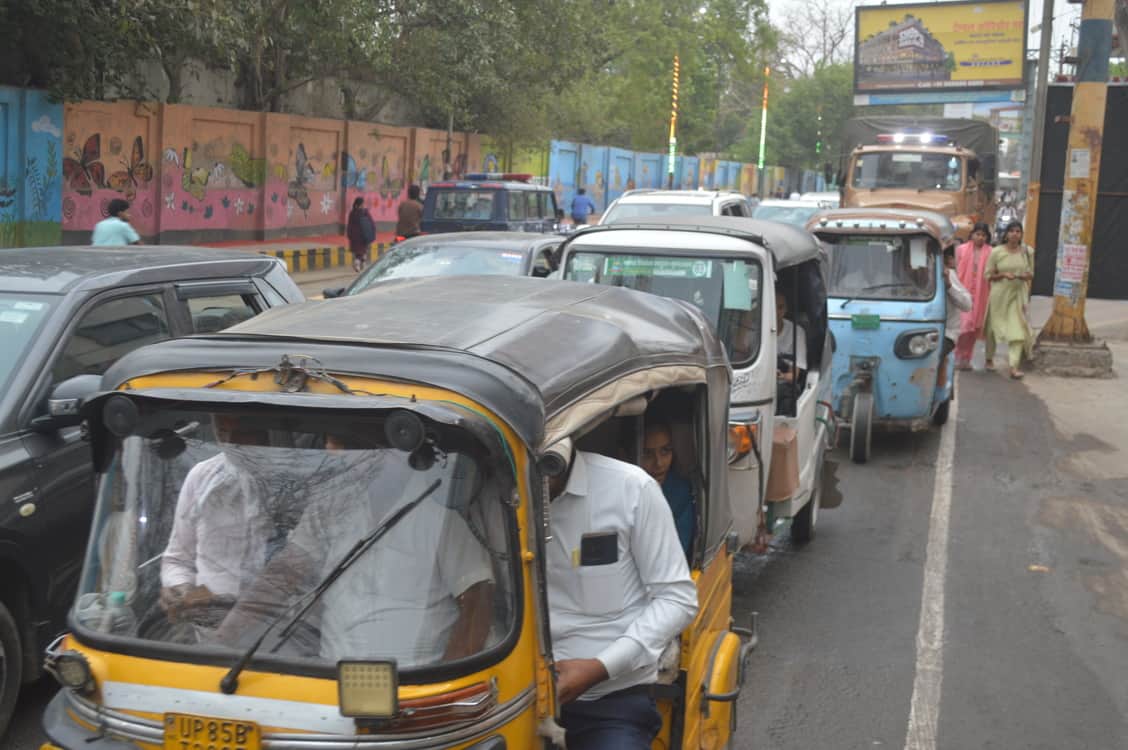 एसबीआई चौराहे पर लगे जाम में फंसे वाहन। 