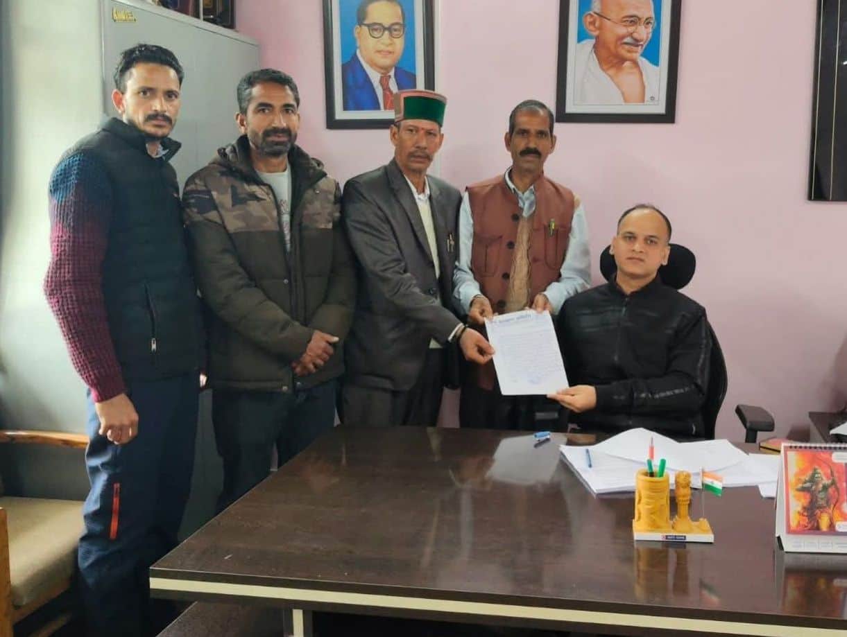 एसडीएम निरमंड जगदीप कंवर को ज्ञापन सौंपते जन कल्याण समिति के सदस्य। स्रोत : समिति