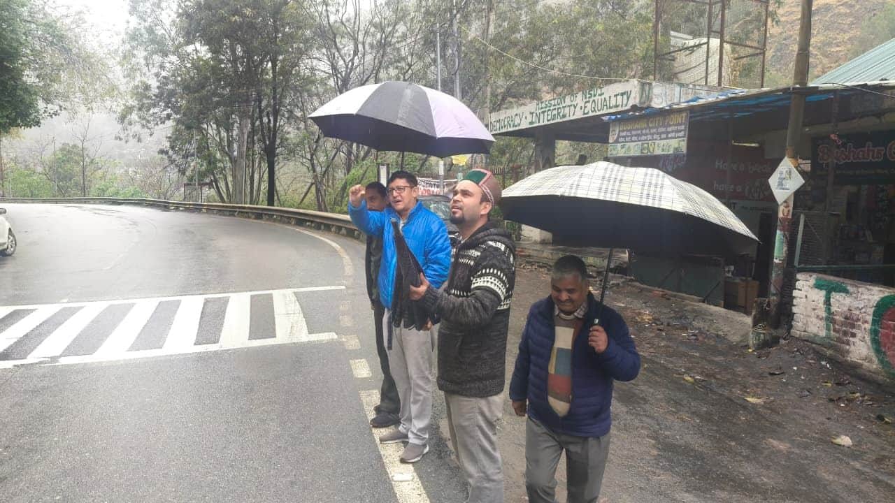 एसडीएम रामपुर हर्ष अमरेंद्र सिंह ने पीजी कॉलेज रामपुर के साथ ओवरहेड ब्रिज निर्माण को लेकर किया 