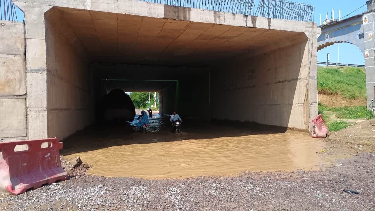 फरीदाबाद केजीपी मोहना अंडरपास में बारिश का पानी भरने पर दोपहिया वाहन चालक हुए परेशान । संवाद
