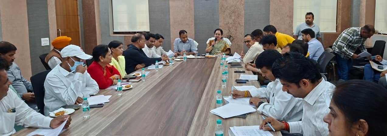 फरीदाबाद में मेयर कैंप कार्यालय में आयोजित प्री बजट बैठक में पार्षदों के साथ बैठक करती मेयर प्र