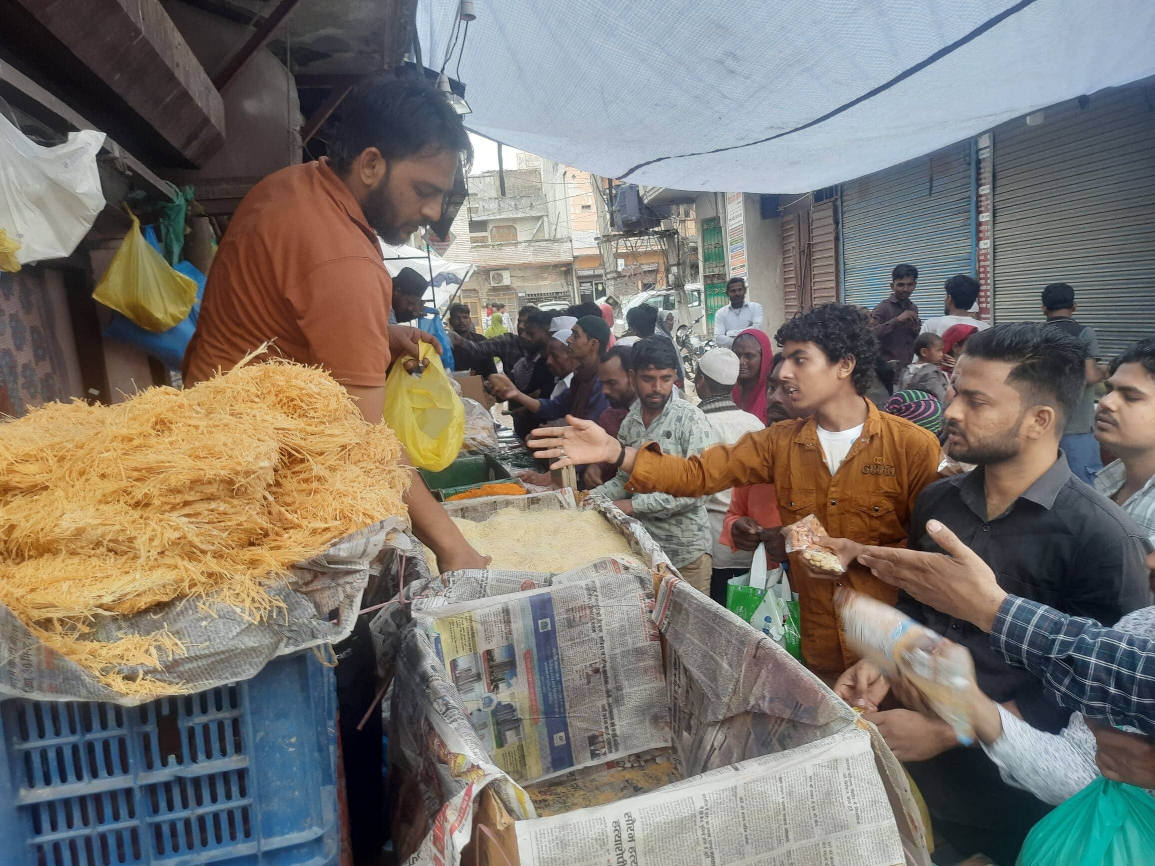 फोटो 01: सोनीपत के मामा भांजा चौक के पास सेवई व ड्राई फ्रूट की खरीदारी करते मुस्लिम समुदाय के 