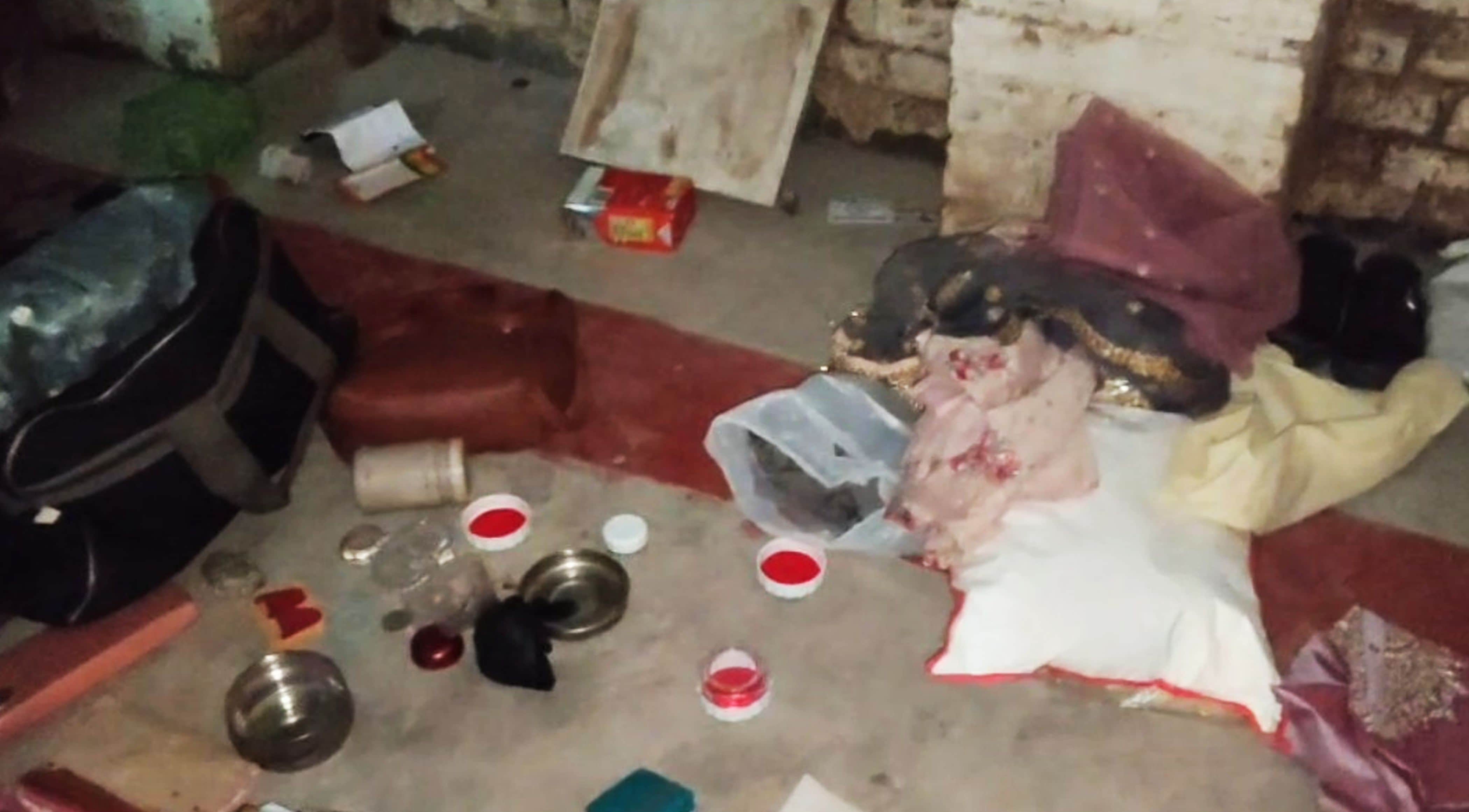 घर में चोरी के बाद बिखरा पड़ा सामान। संवाद