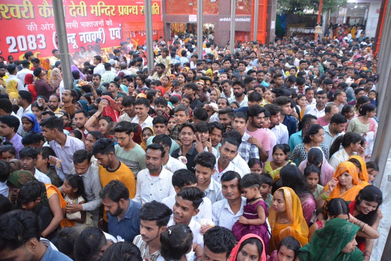 फोटो-07- मां राज राजेश्वरी कैलादेवी मंदिर पर मंगलादर्शन करने को उमड़ी श्रद्धालुओं की भीड़। संवा