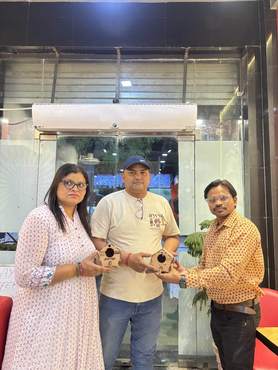 फोटो - 08 विलुप्त होती गौरैया को बचाने के लिए लोगों को घौसला देते शिक्षक अजय कुमार। संवाद