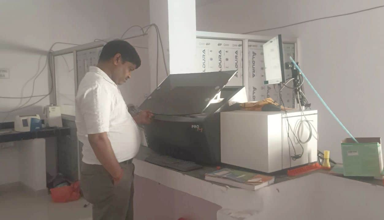 फोटो-1- सेलेक्ट्रा मशीन देखता लैब टेक्नीशियन। संवाद