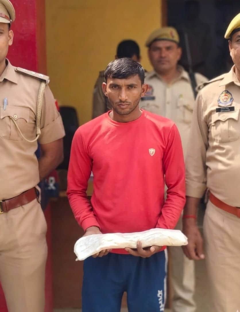 फोटो 1: थाना मगोर्रा में पुलिस कार्यवाही के दौरान हत्यारोपी धारदार हाशिया के साथ मेघश्याम सिंह 