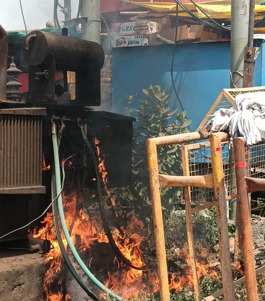 फोटो-12-कदौरा बस स्टैंड पास जलता ट्रांसफार्मर। संवाद