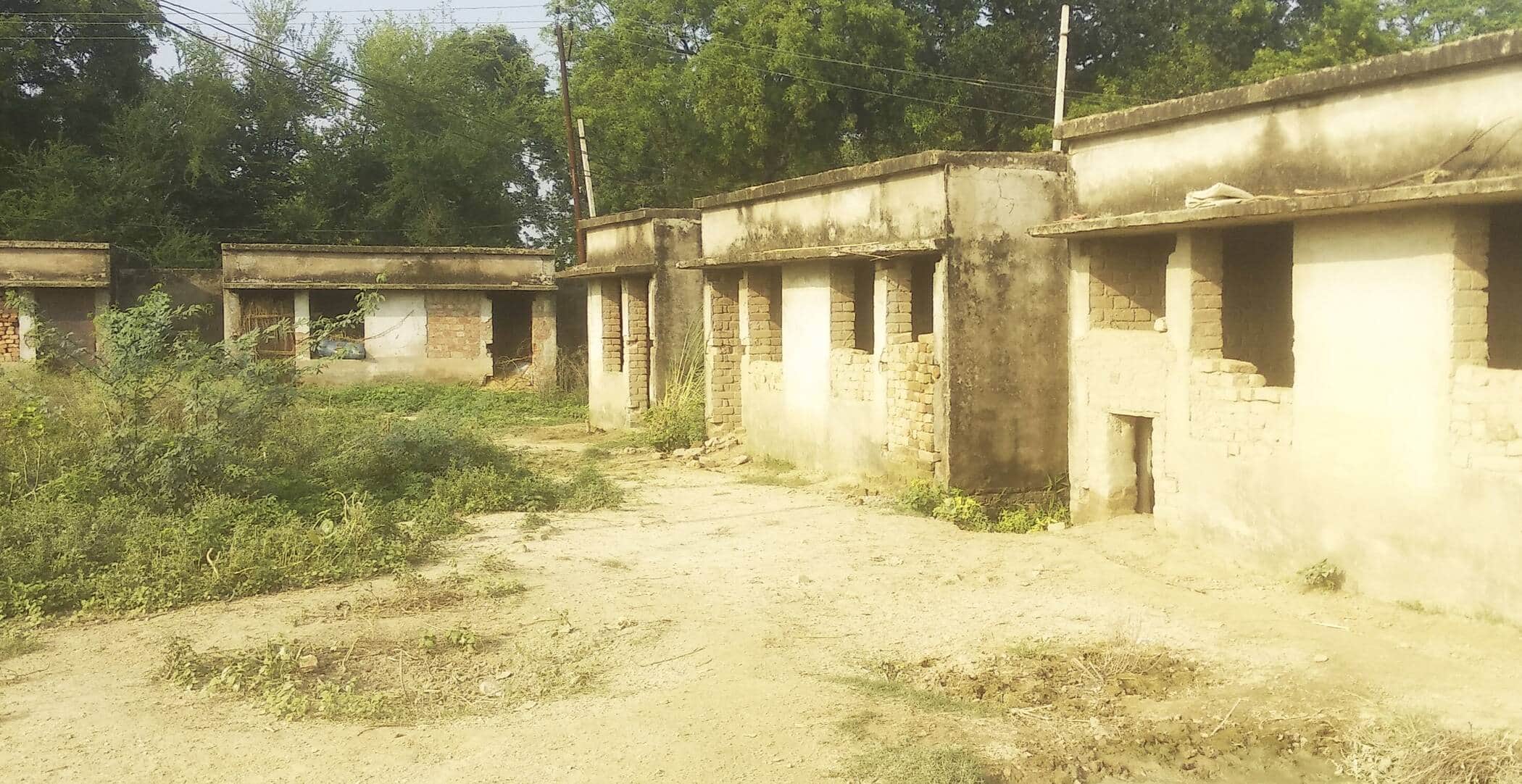 फोटो-14-खंडहर में तब्दील डूडा कालोनियां। संवाद