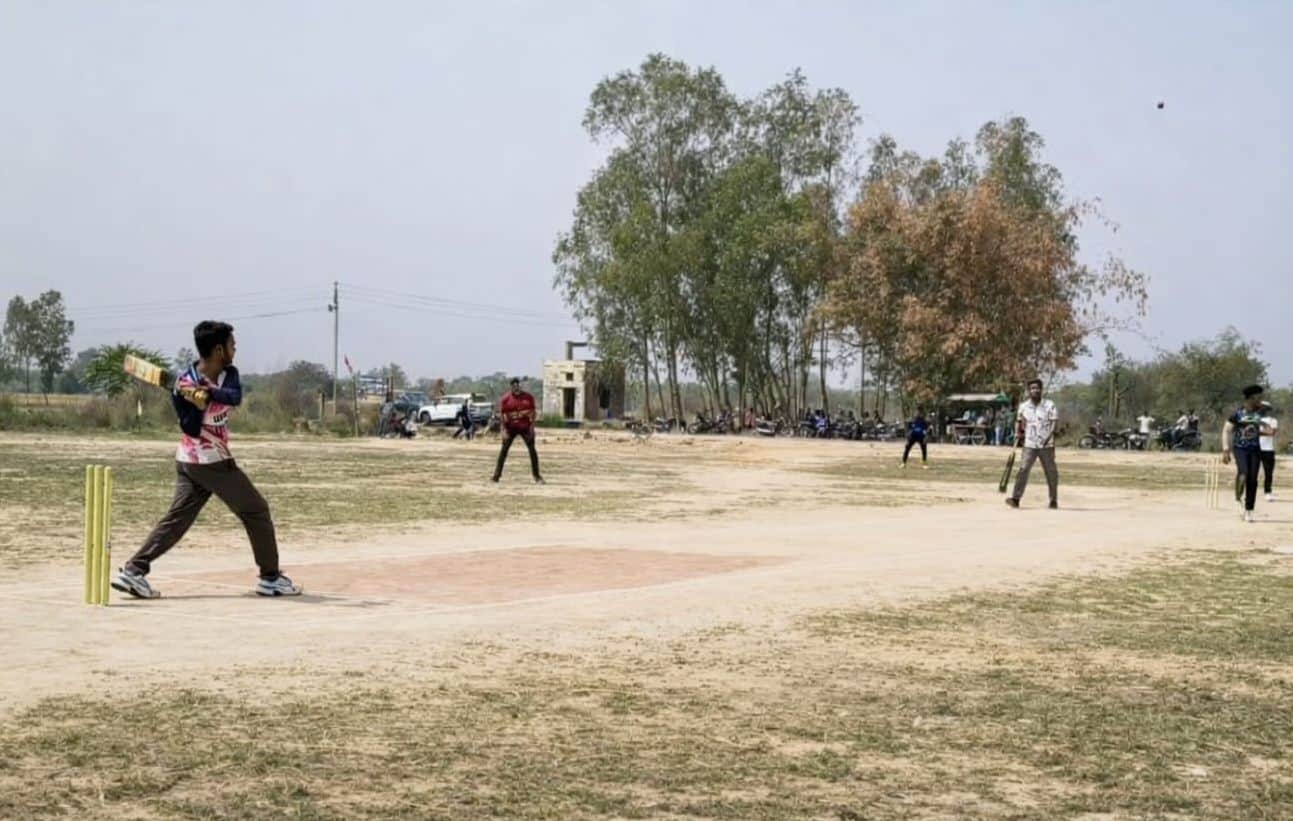 फोटो-14- मैच में शाट लगाता बल्लेबाज। संवाद