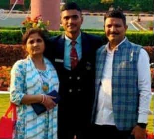 फोटो-16- माता-पिता के साथ अर्पित राज सिंह। स्रोत: परिजन