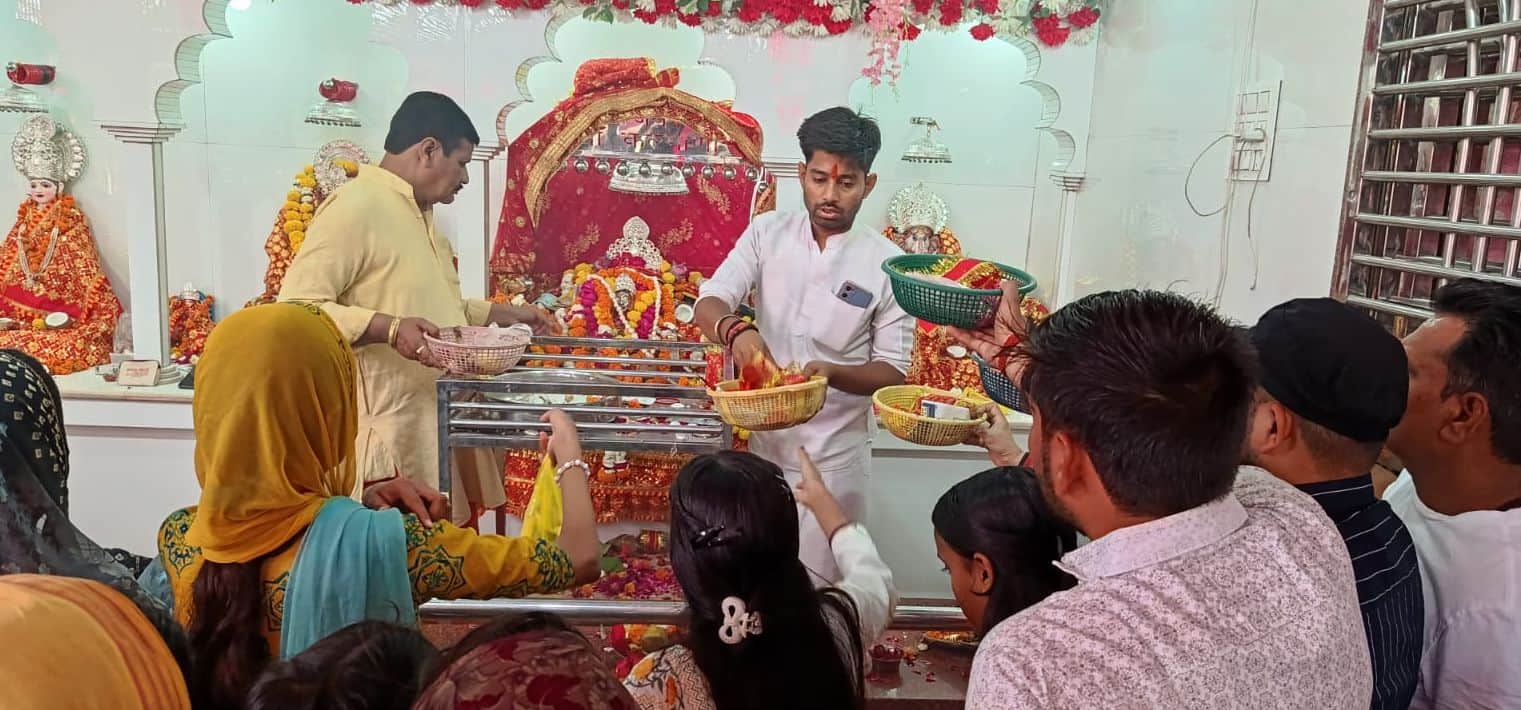 फोटो-17- शहर के कल्याणी मंदिर में दर्शन पूजन करते श्रद्धालु। संवाद