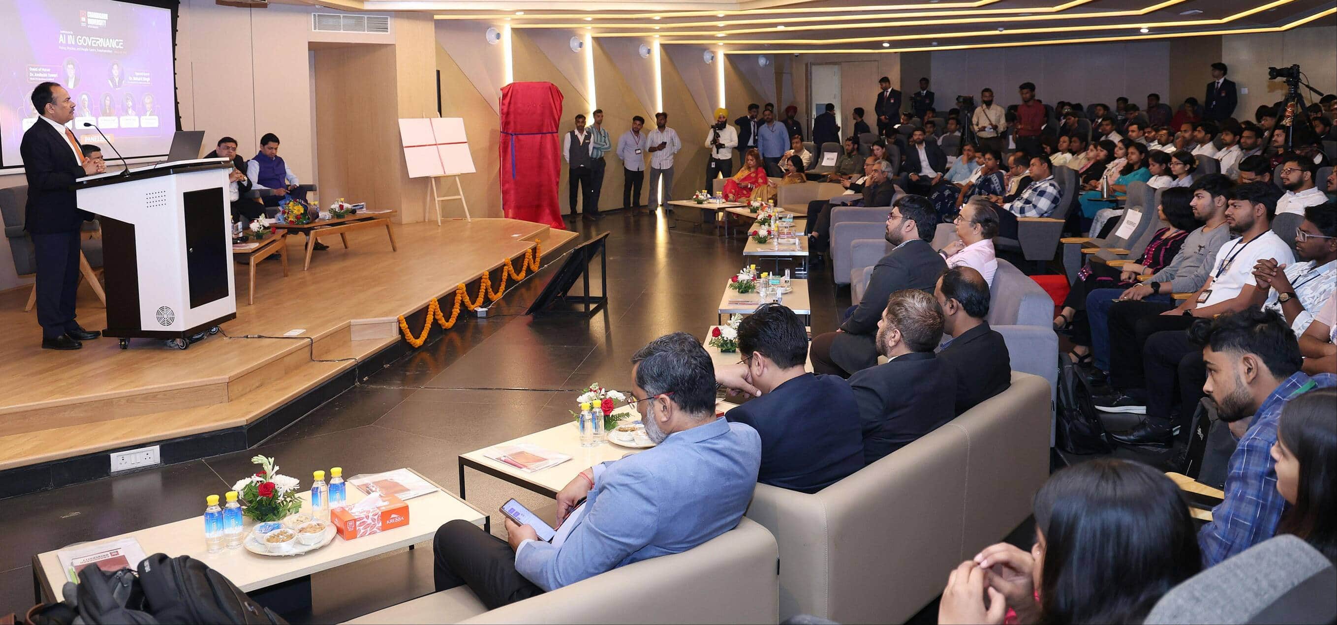 फोटो-19- नवाबगंज स्थित चंडीगढ़ यूनिवर्सिटी में कार्यक्रम में संबोधित करते वाइस चांसलर प्रो. डॉ.