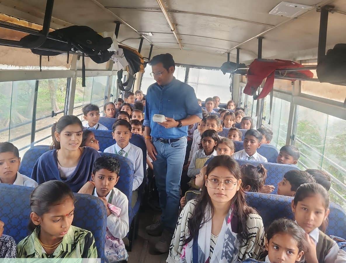 फोटो - 19 पटियाली क्षेत्र में स्कूली बस को चेक करते एआरटीओ आरपी मिश्र। स्रोत: विभाग