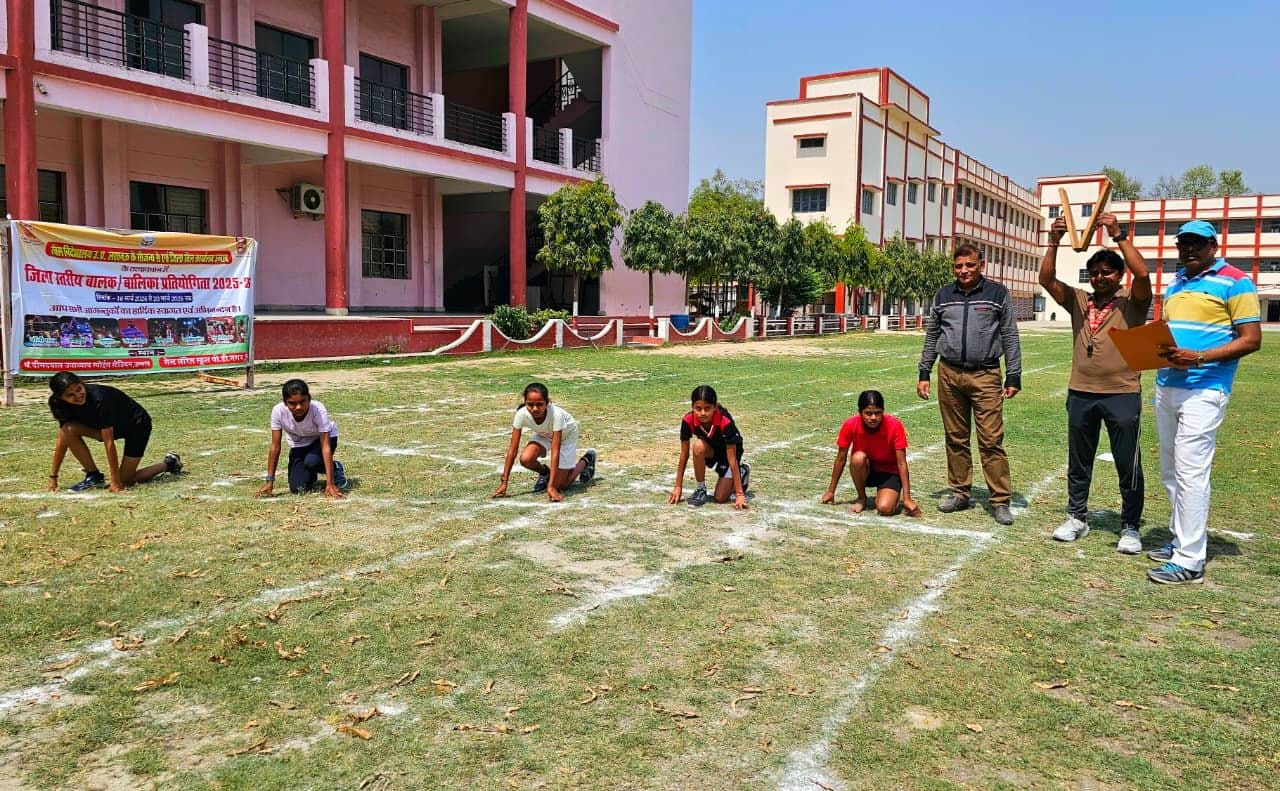 फोटो-20-दौड़ प्रतियोगिता में प्रतिभाग के लिए तैयार बालिकाएं। स्रोत: खेल कर्मी।