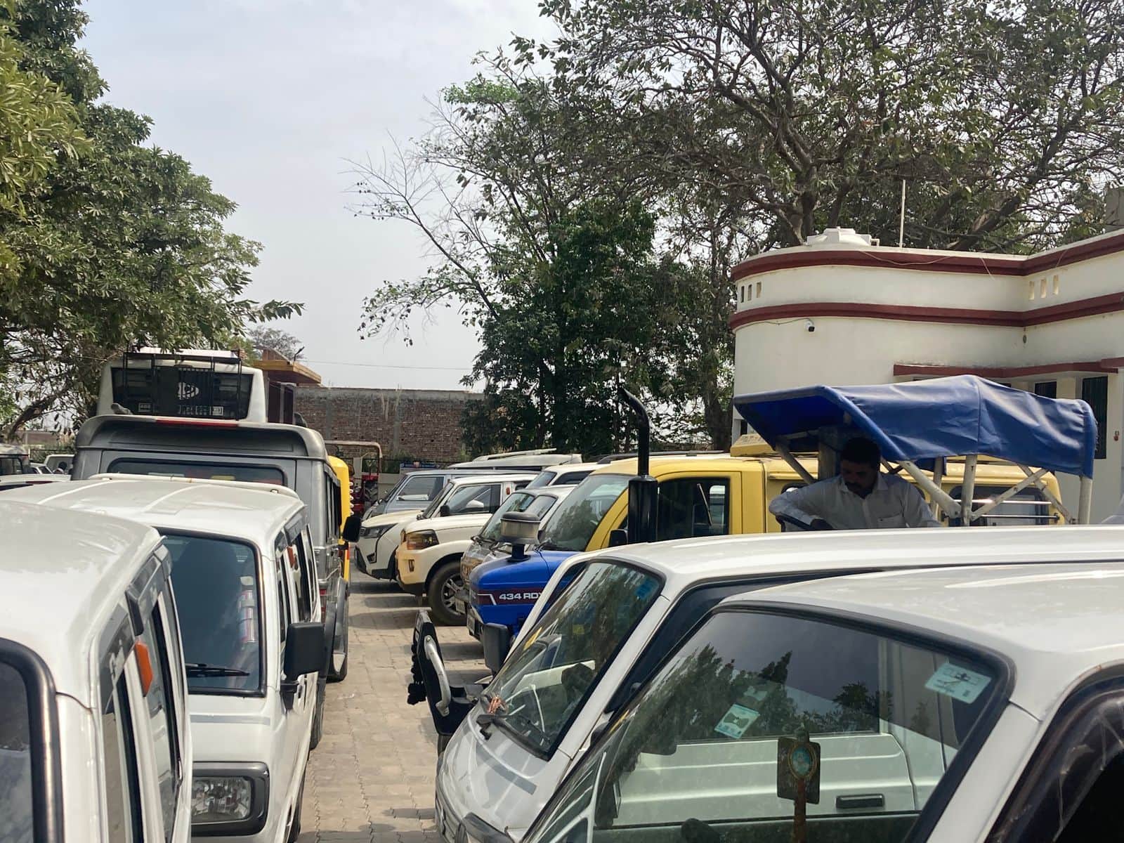 फोटो-22- फिटनेस जांच कराने के लिए एआरटीओ कार्यालय में खड़े वाहन। संवाद