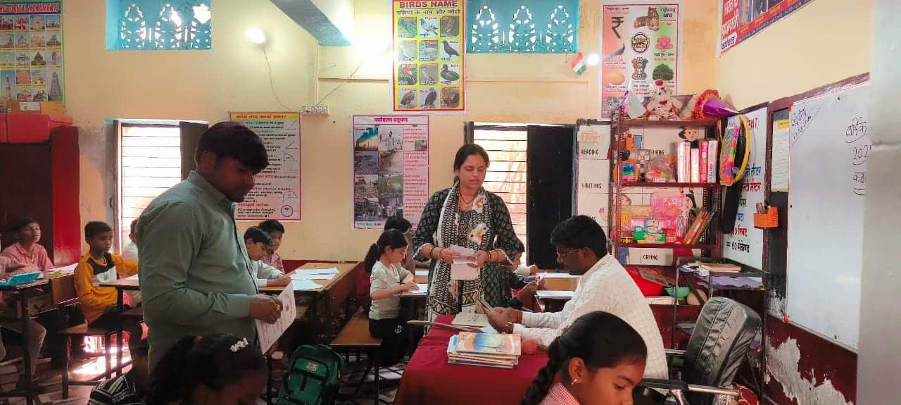 फोटो-27-विद्यालय का निरीक्षण करते बीएसए। स्रोत-विभाग