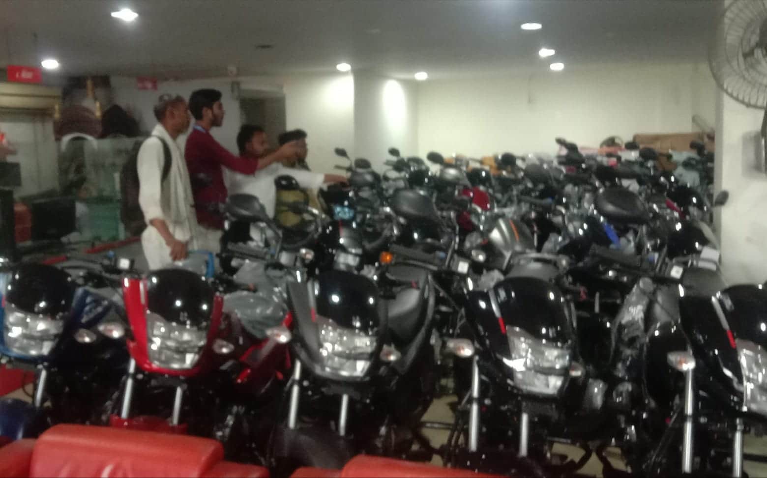 फोटो- 30 हीरो एजेंसी में बाइकों की खरीद करते ग्राहक। संवाद