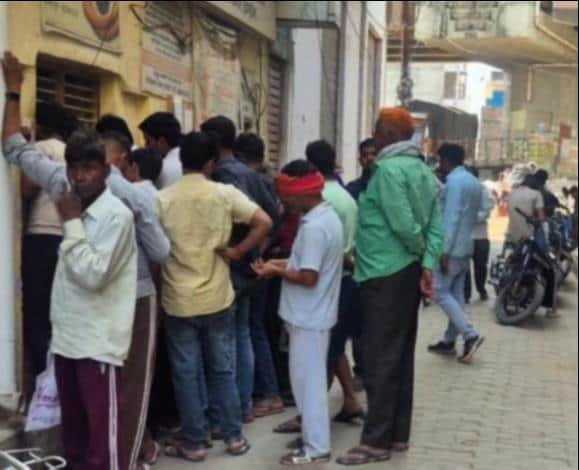 फोटो 33: गैस एजेंसी के सामने लगी उपभोक्ताओं की भीड़। संवाद