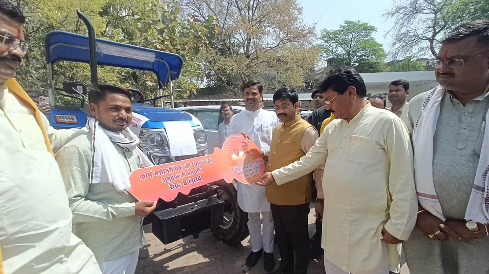 फोटो - 38  ट्रैक्टर ऋण का वितरण करते औद्योगिक विकास मंत्री नंद गोपाल गुप्ता। स्त्रोत : सूचना वि