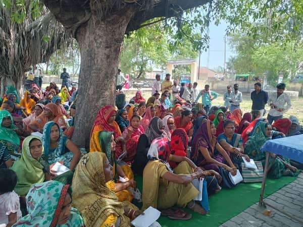 फोटो-5-बैठक में मौजूद महिला केयर टेकर।संवाद