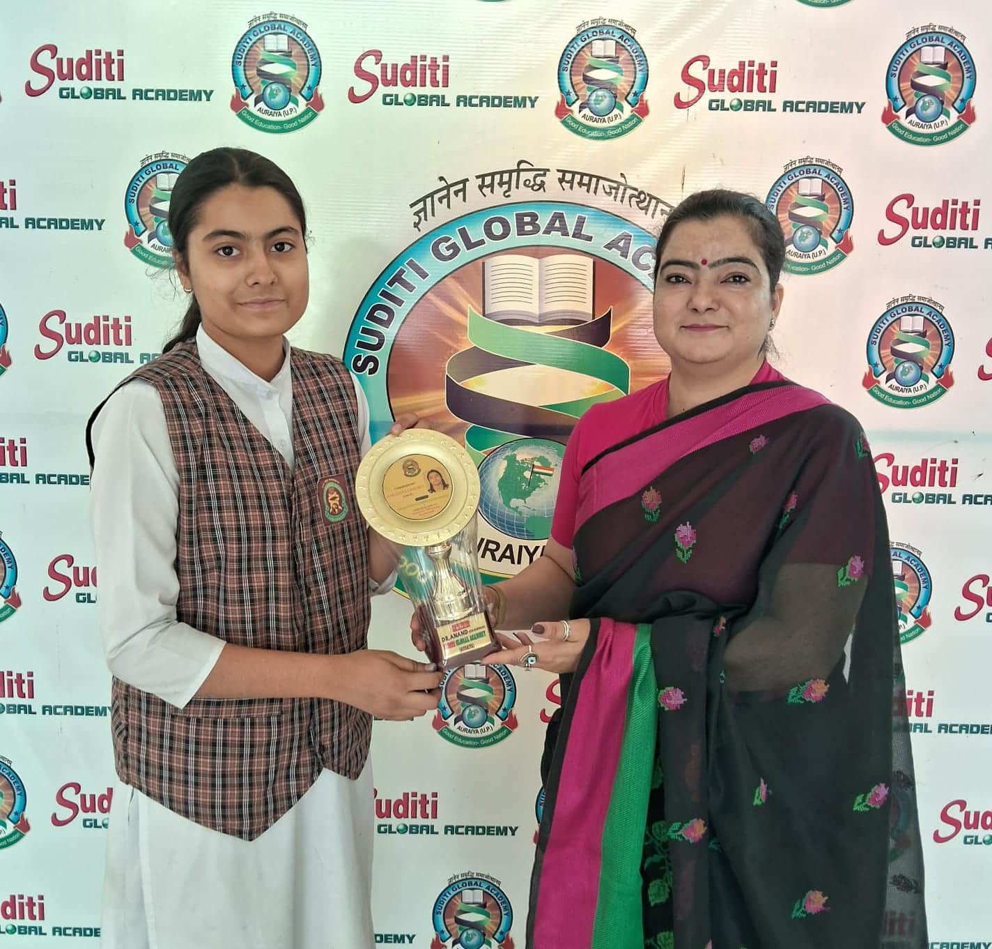 फोटो-7-छात्रा को सम्मानित करतीं प्रधानाचार्या। स्रोत, विद्यालय