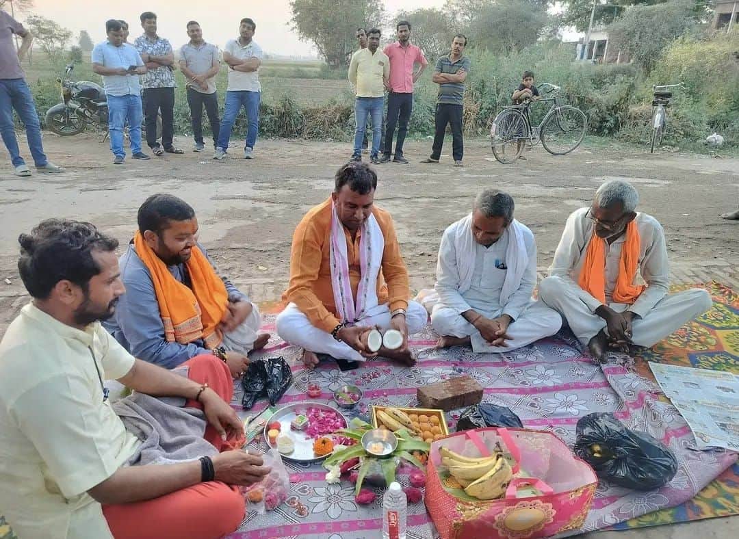 फोटो- 7-सड़क मरम्मत के काम का शुभारंभ करते विधायक श्रीकांत कटियार। स्रोत: पाठक