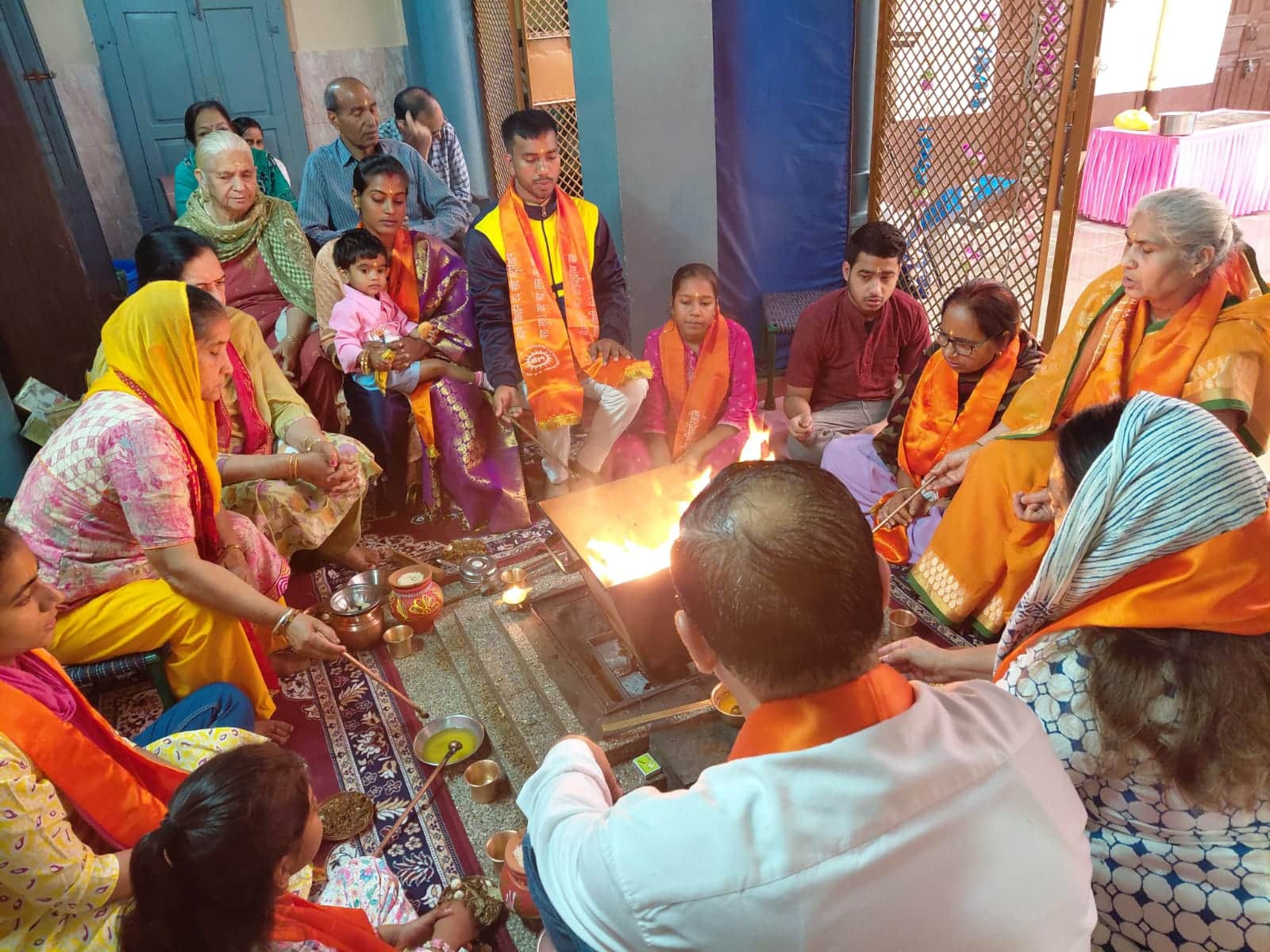 फोटो : सोनीपत के आर्य समाज ऋषि नगर में वार्षिकोत्सव के दौरान यज्ञ में आहुति देते श्रद्धालु। स्