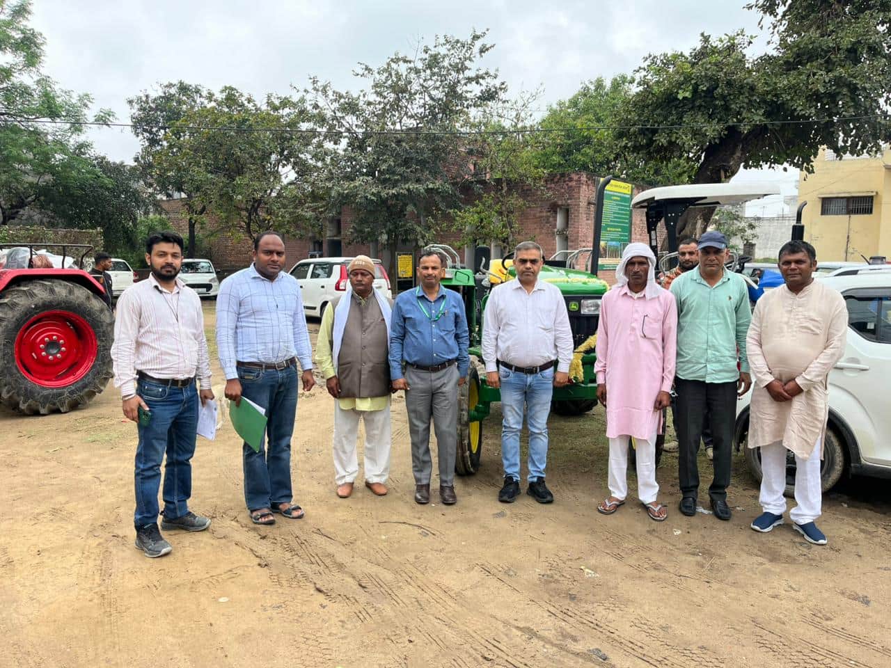 फोटो : सोनीपत के गोहाना में ट्रैक्टरों का भौतिक सत्यापन कराने पहुंचे अधिकारी। स्रोत: कृषि विभा