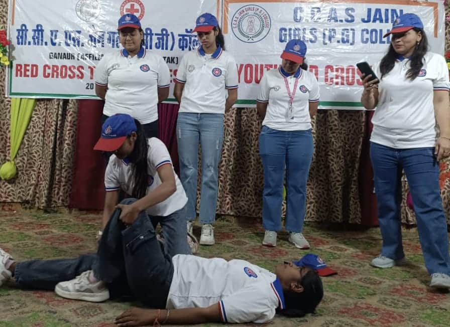 फोटो : सोनीपत के गन्नौर स्थित सीसीएएस जैन कन्या महाविद्यालय में रेडक्रॉस प्रशिक्षण लेती छात्र