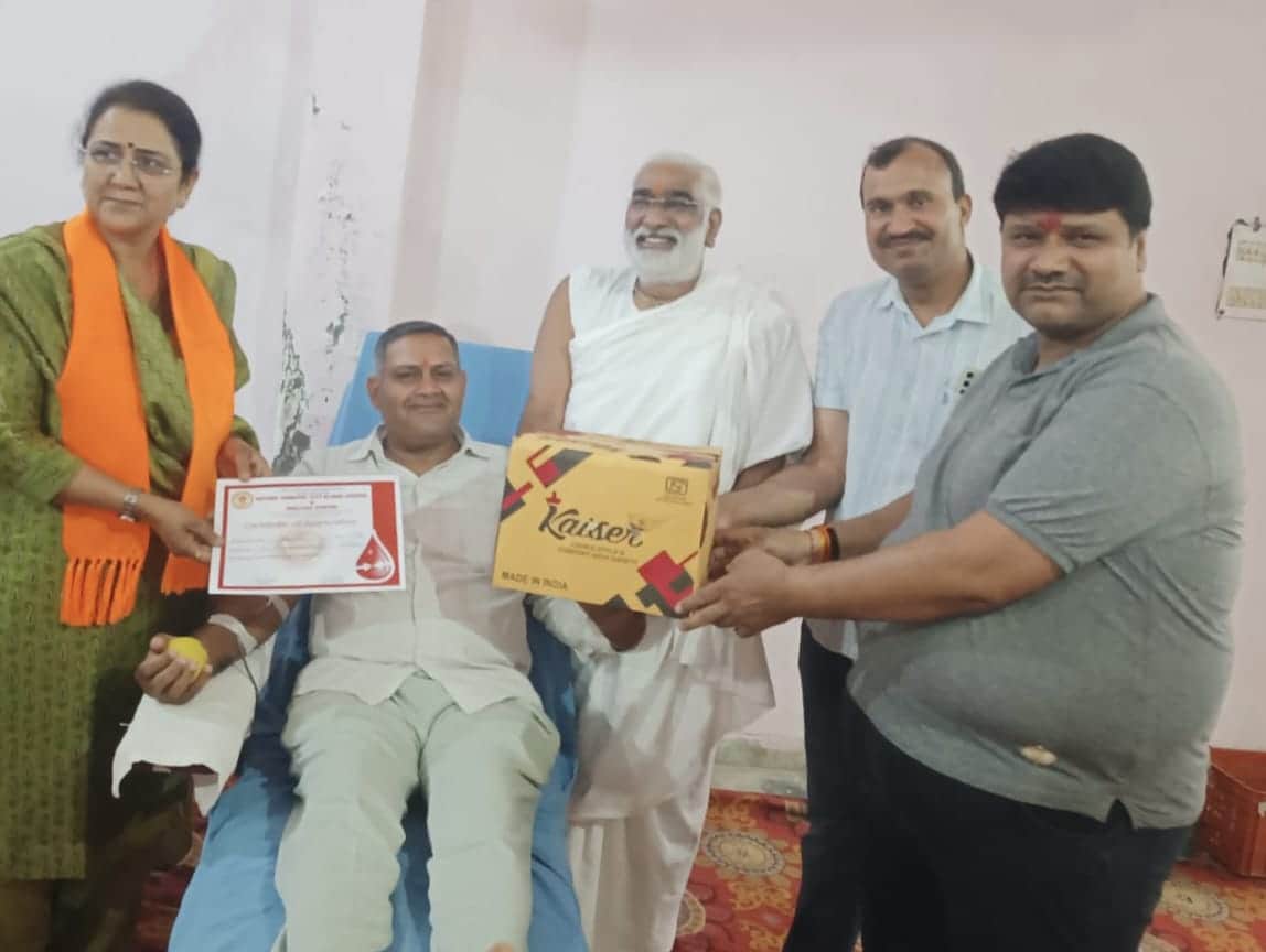 फोटो: सोनीपत के गन्नौर स्थित श्री कृष्ण प्रणामी मंदिर में शिविर के दौरान रक्तदाता को प्रोत्स