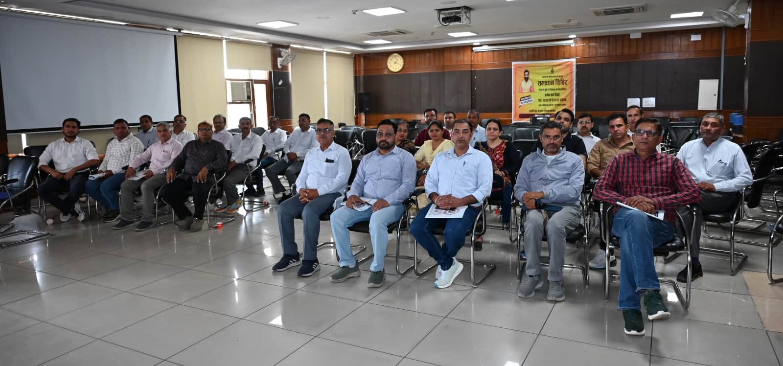 फोटो : सोनीपत लघु सचिवालय में प्रशिक्षण के दौरान मौजूद फील्ड ट्रेनर। स्रोत: सूचना विभाग