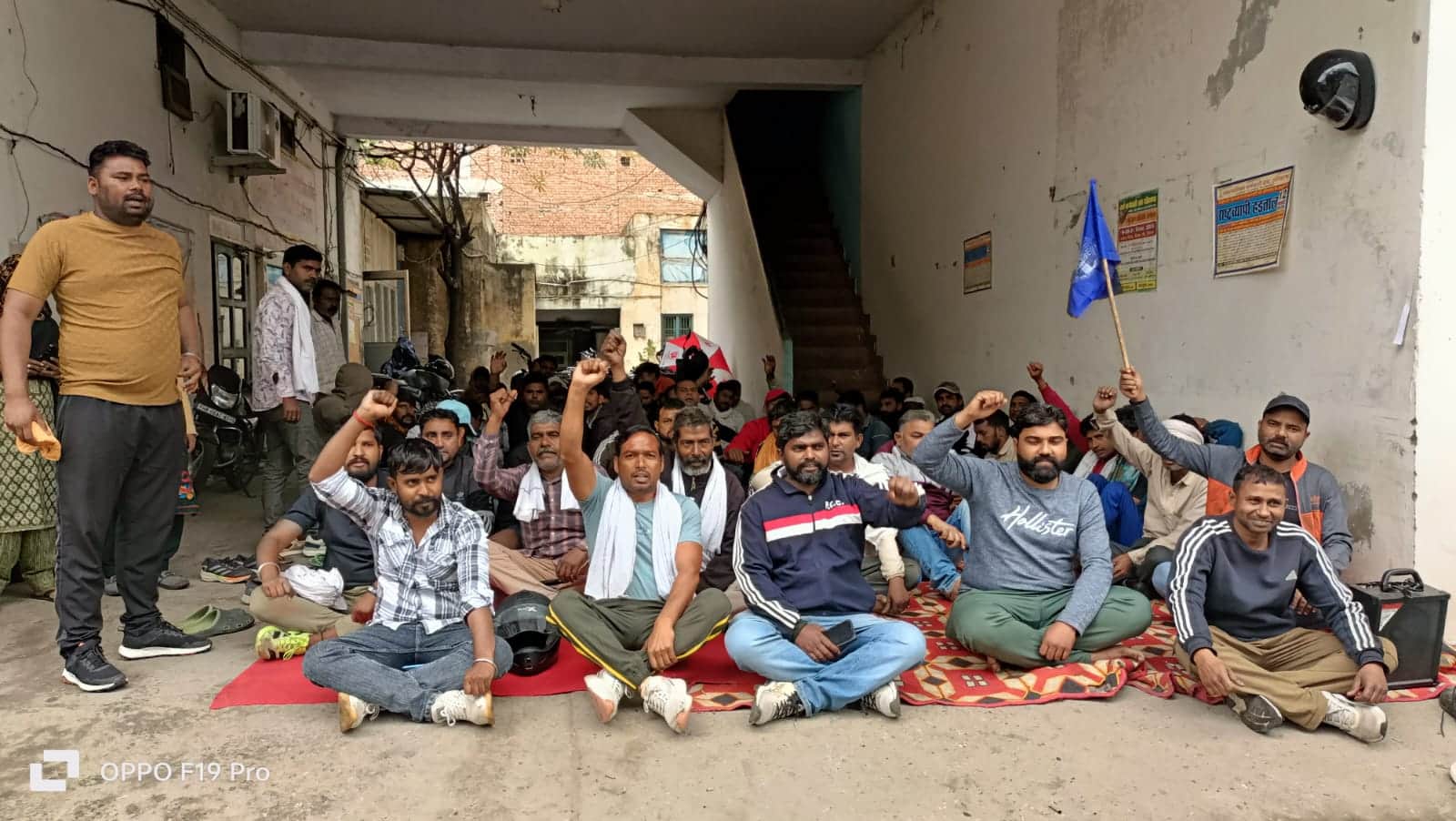 फोटो : सोनीपत नगर निगम कार्यालय पर धरने पर बैठकर नारेबाजी करती संविदा सफाई कर्मी। संवाद