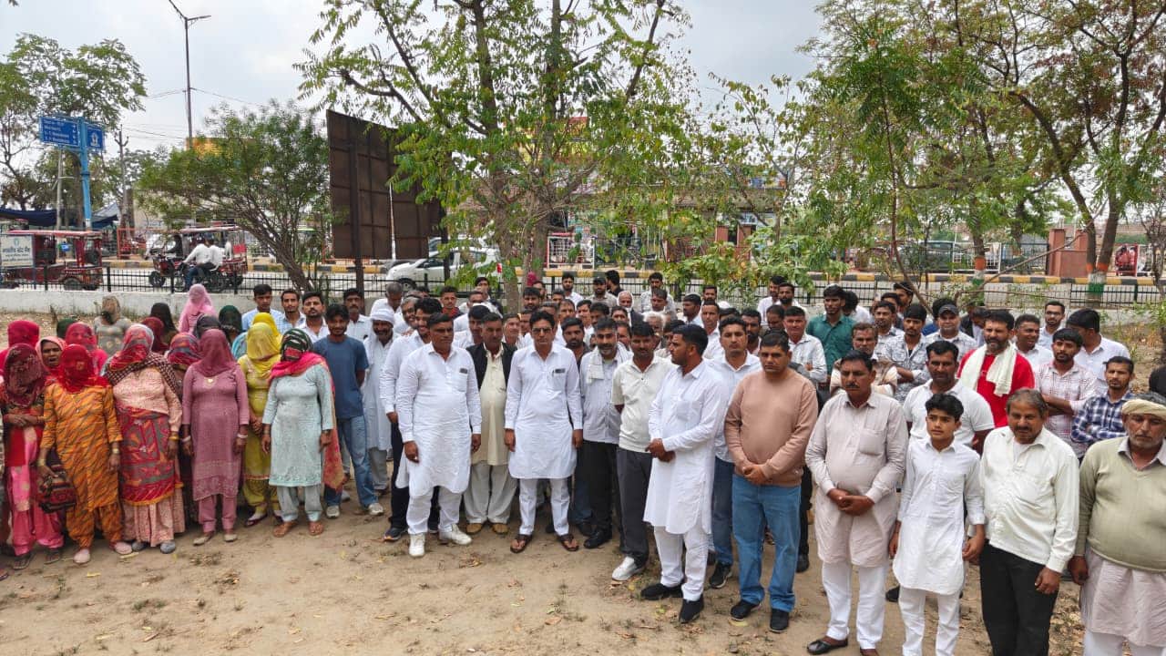 फतेहाबाद के लघु सचिवालय के बाहर उपायुक्त से मिलने के निए पहुंचे ग्रामीण। संवाद