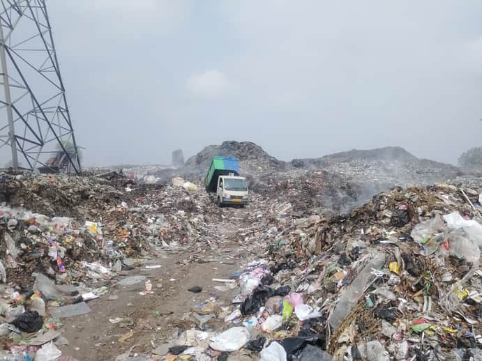 फतेहाबाद में बीघड़ रोड पर बने कचरा डंपिंग प्वाइंट पर गाड़ी खाली करते हुए कर्मचारी संवाद