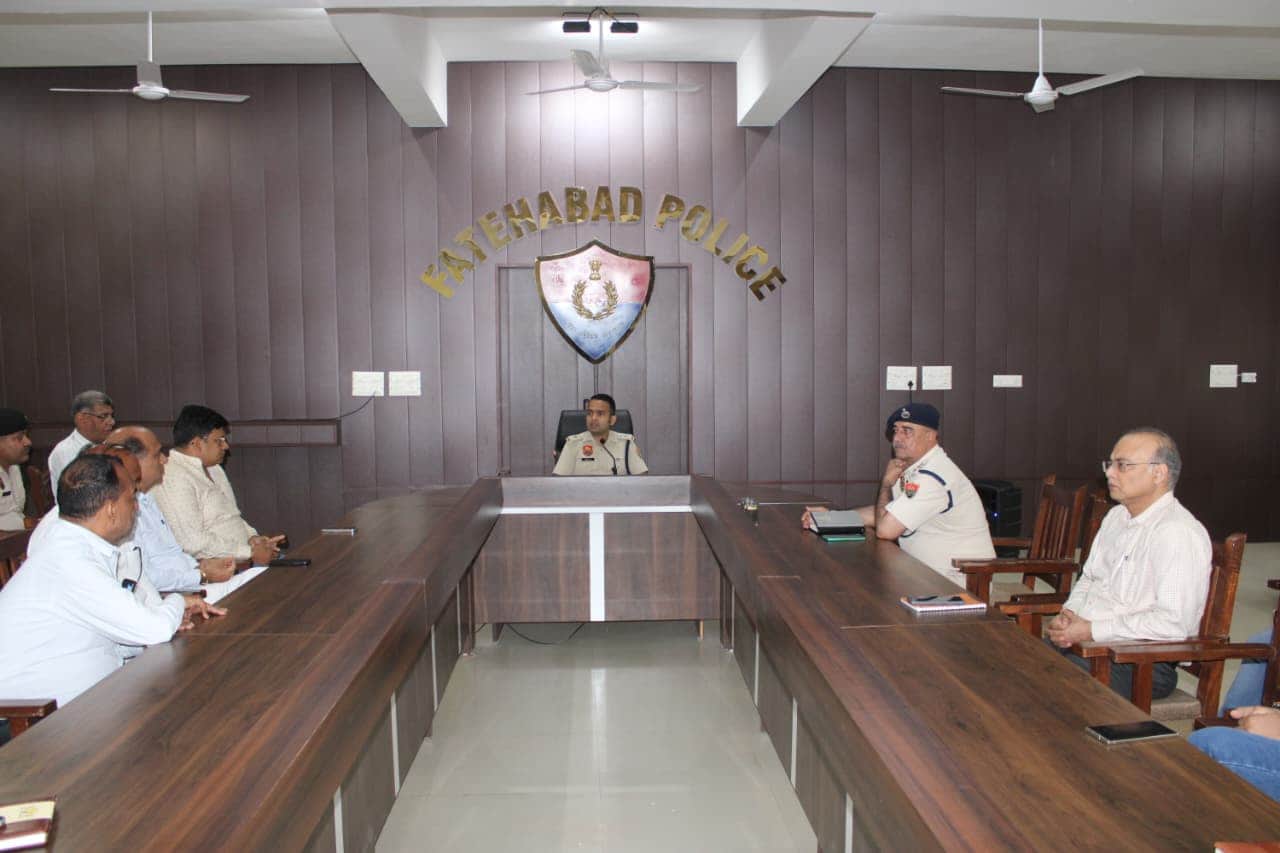 फतेहाबाद में एसपी व्यापारियों के साथ बैठक करते हुए स्त्रोत पुलिस विभाग