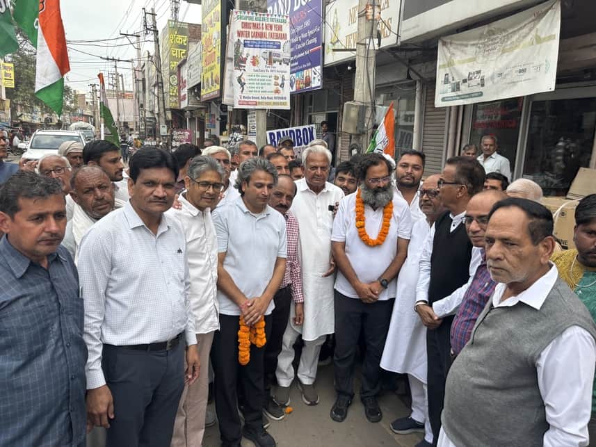 फतेहाबाद में पहुंची सद्भाव यात्रा के दौरान कांग्रेस नेता बृजेंद्र सिंह का स्वागत करते हुए पूर्व