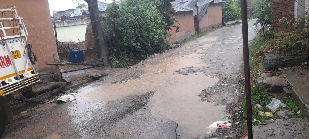 The soil of the Public Works Department was washed away in the rain, potholes increased the problem.