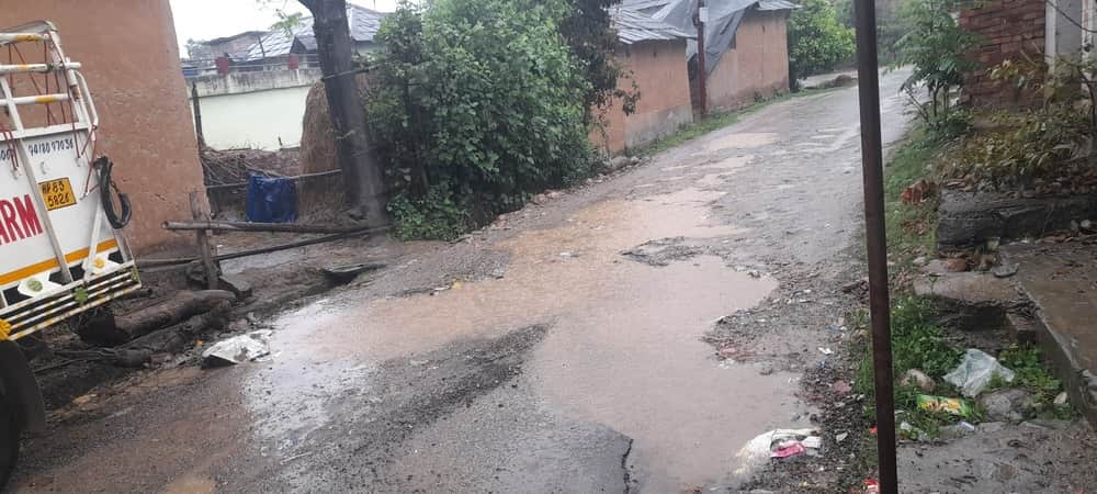 गंगभैरो सड़क मार्ग पर पड़े गड्ढों में भरा पानी। संवाद
