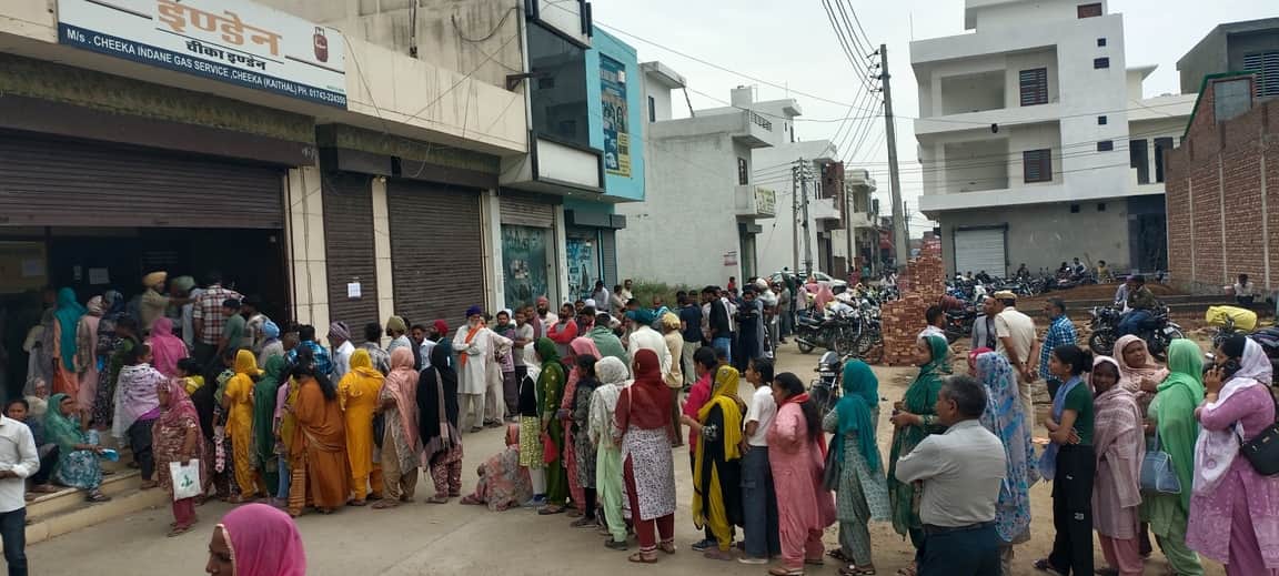 गुहला चीका: कैथल रोड स्थित इंडेन गैस एजेंसी के बाहर लगी उपभोक्ताओं की भीड़।