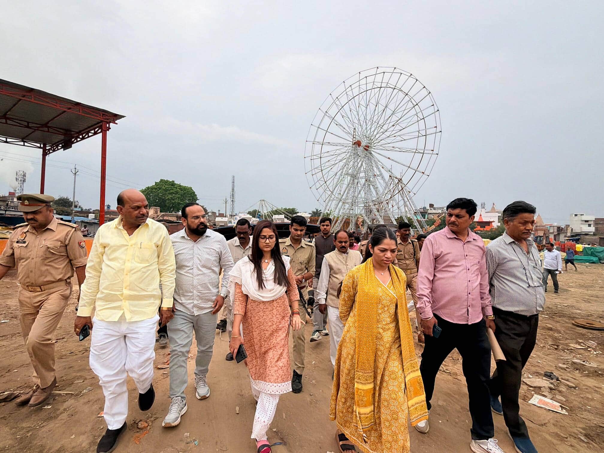 गोला में चैती मेला मैदान को खाली कराने के लिए विचार विमर्श करते अधिकारी कर्मचारी। संवाद