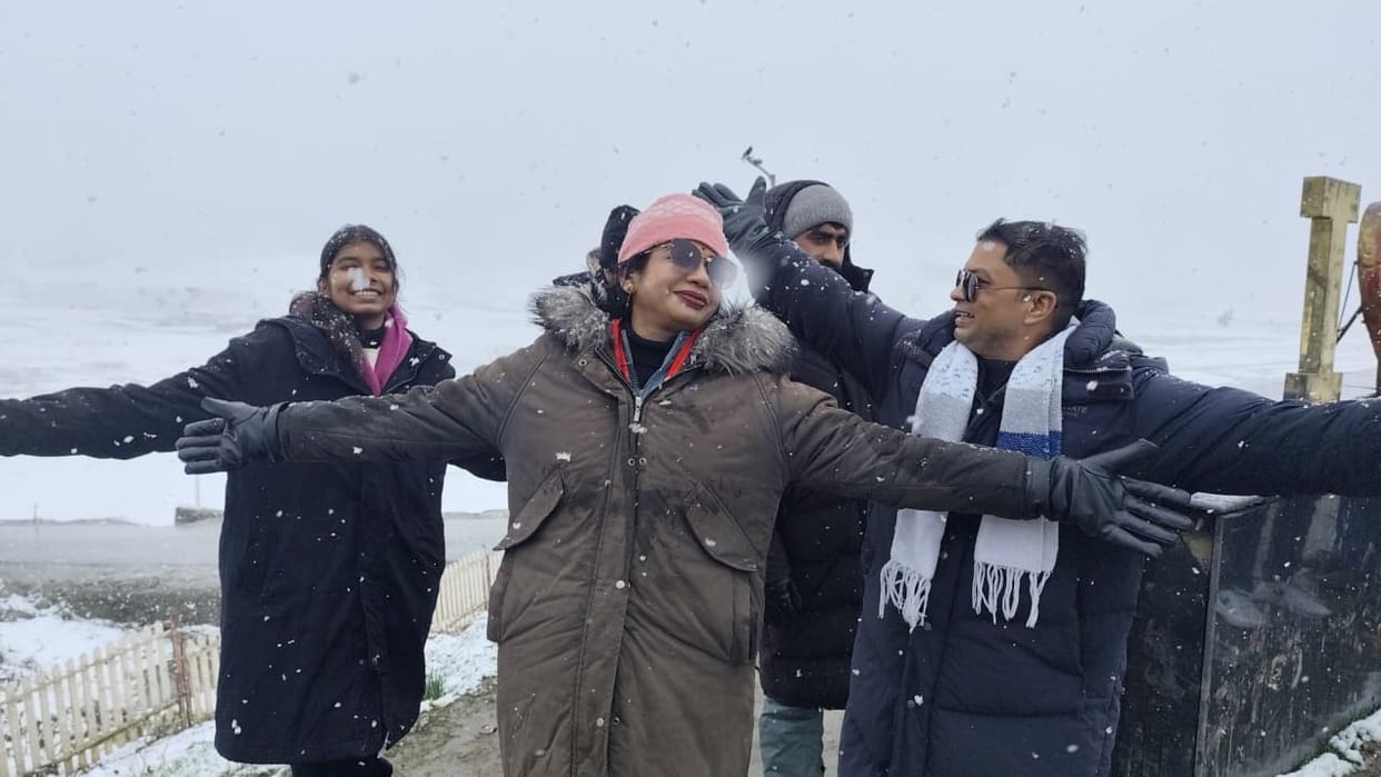 Srinagar, Snowfall in Gulmarg, Tourist Happy