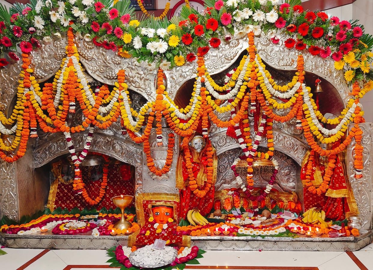 Mother Chandrika was adorned with chrysanthemum, marigold and rose.
