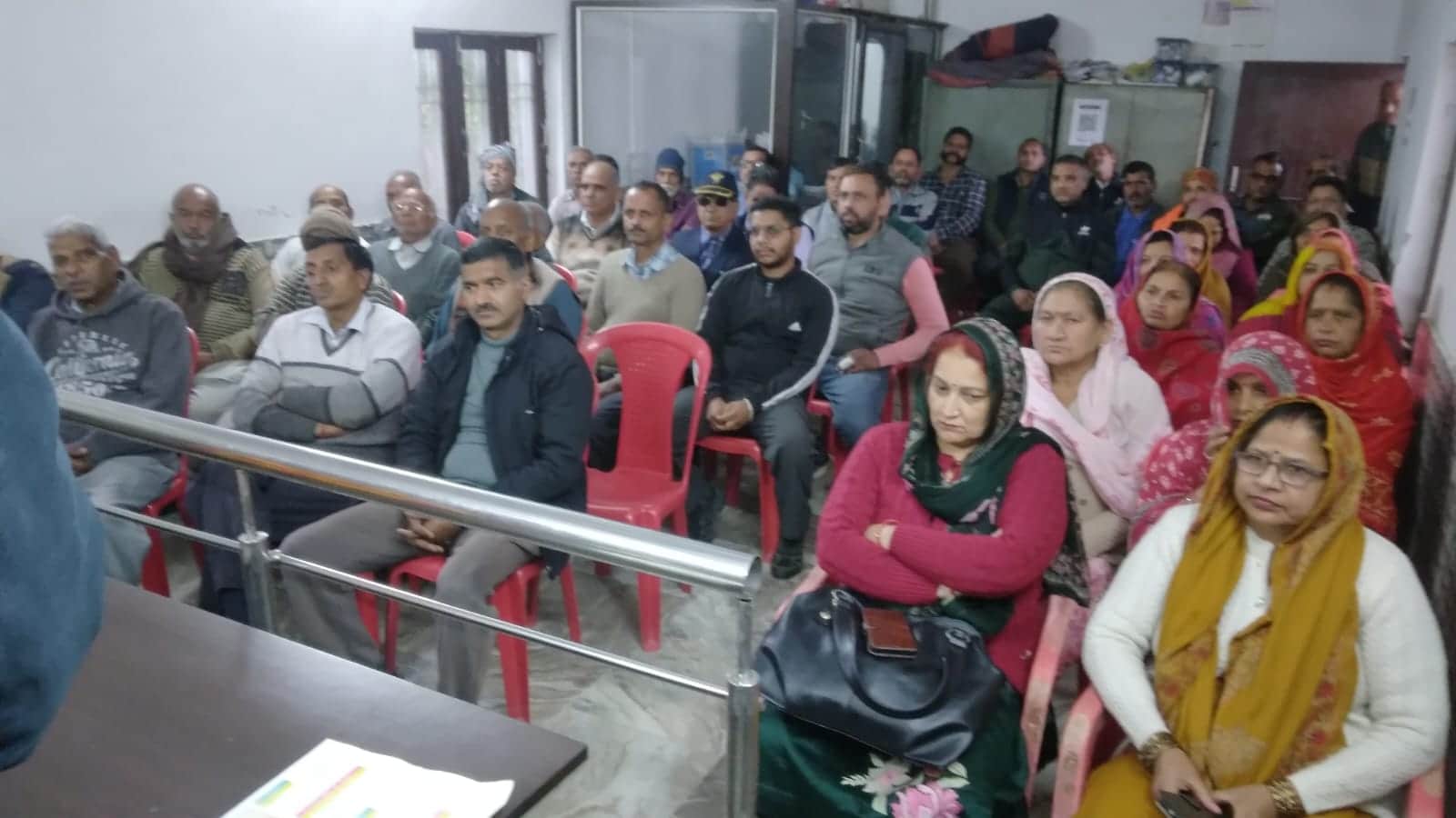 ग्राम पंचायत लाहड़ कोटलू मेंऋण जागरूकता शिविर में उपस्थित लोग। स्रोत : जनसंपर्क विभाग।