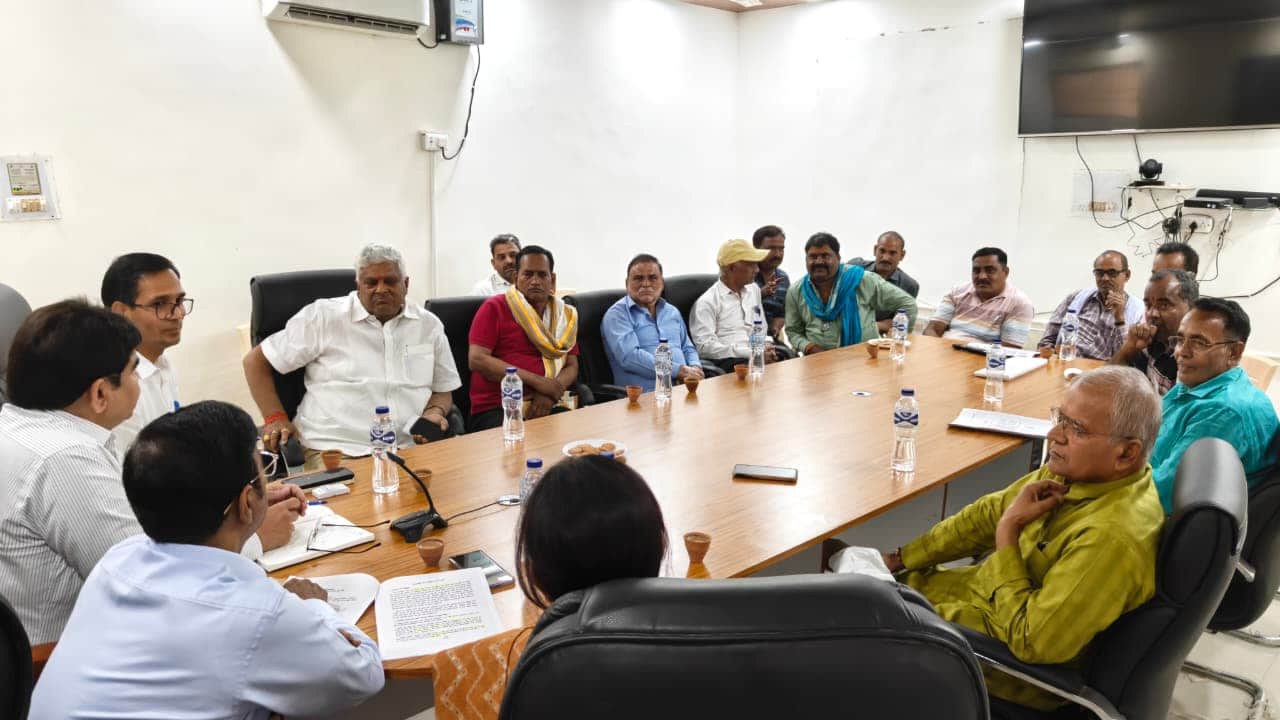 ग्रामीण रूटों पर बस संचालन संबंधी बैठक में चर्चा करते अधिकारी व संचालक स्रोत विभाग