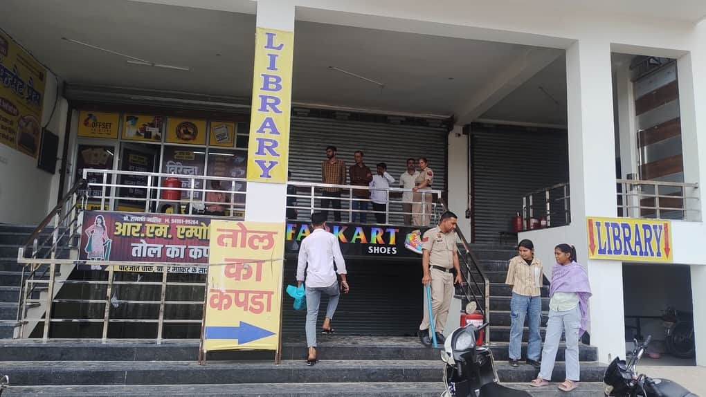 ग्रोवर मार्केट में हंगामे के बाद मौके पर पहुंची पुलिस। 